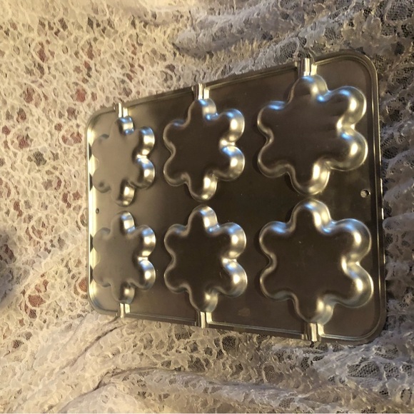 Vintage WILTON Blossom FLower Cookie Mold Treat Pan, Aluminum, 2105-8109 - Picture 5 of 5